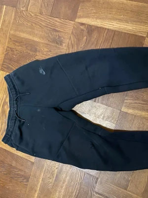 Svarta nike tech byxor - Nike tech byxor svarta. Storlek 170. 