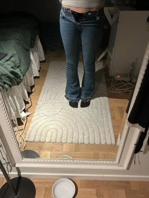 Blåa low waist jeans  - Superfina blåa low waist jeans som jag har sytt om till bootcut. Priset är distribuerat, hör av dig vid frågor!🩷🩷🩷