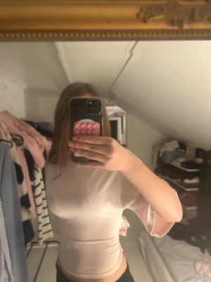 Ljusrosa omlottopp med knyt i sidan - Säljer en ljusrosa omlottopp med knyt där bak. Bra skick använd endast få gånger.