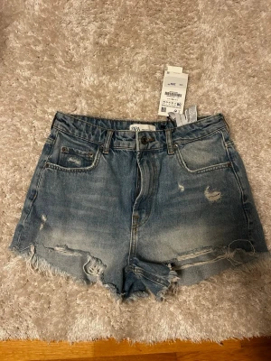 Jeans shorts Zara  - Jätte snygga jeans shorts från Zara! 💗 Storlek 38. Nypris 356kr säljer för 200 💗 Prislappen är kvar