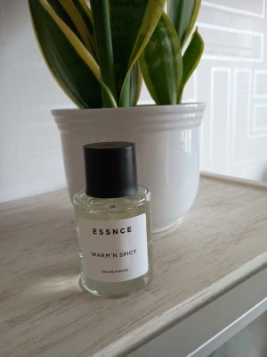 ESSNCE Warm'n Spicy - ESSNCE Warm'n Spicy. Liknar La vie est belle från Lancome. För mängd se bild. Förvarats torrt, svalt och mörkt. 