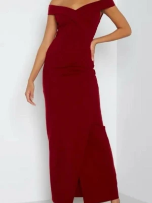 Vinröd offshoulder festklänning Bubbleroom - Elegant vinröd långklänning från Bubbleroom med offshoulder-design och figurnära passform. Klänningen har en snygg slits framtill och v-ringad urringning. Perfekt för speciella tillfällen när du vill sticka ut.