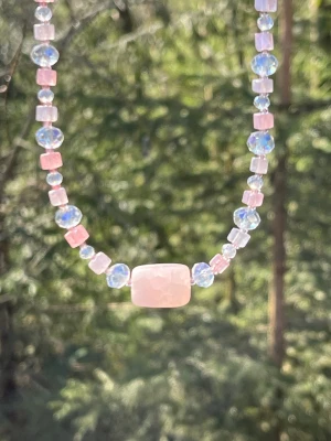 🌸Rosa halsband 🌸 - Vackert rosa halsband av vita och rosa glaspärlor samt smyckestråd och rostfritt stål. Centerstenen är av rosenkvarts.