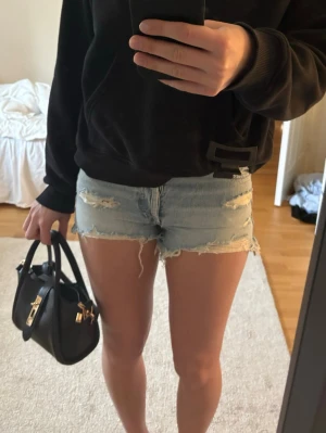 Ljusblåa denimshorts med slitningar - Säljer ett par ljusblåa denimshorts från Zara💕 prefekt nu till sommaren!💕