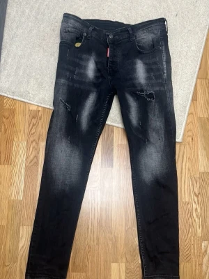 Svarta slim jeans och blåa från Dsquared2  - Säljer ett par svarta slim fit jeans från Dsquared2 och ett par blåa OBS SÄLJER BÅDA FÖR 2000kr en kostar 1299kr storlek S 34 om du vill köpa en gå in i min profil så hittar du där!