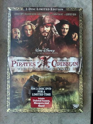 Limited edition pirates of the carribean dvd - 2-Disc Limited Edition av Pirates of the Caribbean: Vid världens ände. Innehåller bonusmaterial som borttagna scener och bloopers.  Finns på språk: Engelska   OBS!! skivorna är begagnade så det kan förekomma repor/hairlines på skivorna, men då jag kollar igenom alla filmer jag säljer garanterar jag att alla funkar felfritt om inget annat står! :)