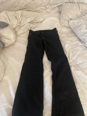 Svarta weekday bootcut jeans - Snygga svarta bootcut jeans från weekday, jag har aldrig använder dem, endast testat pga av att dem var för långa för mig. Jag är 160, passar dig som är 165-170 de är storlek 25 i midja och 32 i längd. Helt nya!! Billigare pris vid direkt köp
