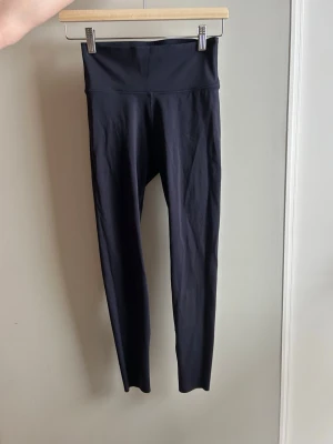 Marinblåa ICIW tights💙💙 - Säljer mina fina ICIW tights. Säljer då jag inte använder dem. Mycket fint skick. Skriv om ni har några frågor💙💙💙