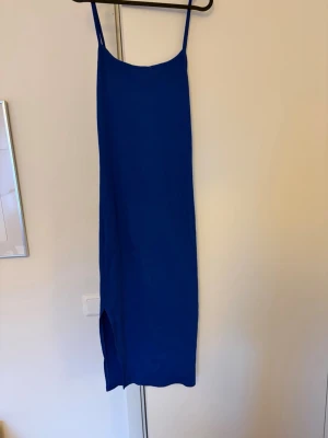 Blå klänning från New yorker - Blå lång tight klänning från New yorker. Använd typ en två gånger . 