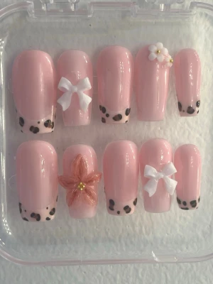 Press on naglar - Handgjorda gelé press on naglar🌸utöver naglarna får du med nagellim, nagelklister, nagelfil, nagelbandspinne 🤍skriv gärna vid frågor