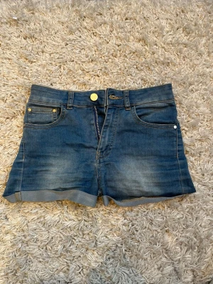 Jeansshorts - Snygga blå jeansshorts med uppvikta benslut. Perfekta för sommaren och passar till allt! Strl: xs, midjemått rakt över är ca 32 cm💕💕