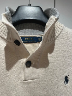 Stickad Ralph lauren tröja  - Säljer en stickad beige/krämig polo ralph lauren tröja. Storleken i tröjan är S vilket den även sitter som. Modellen på bilderna är 183 o väger ca 70 kg. Skriv vid minsta fundering.