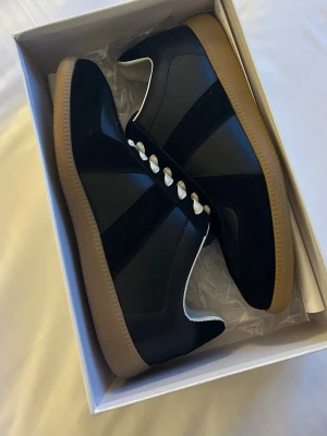 Maison Margiela - Sprillans nya skor från Maison Margiela i storlek 43. Skick är 10/10 och dm för intresse!