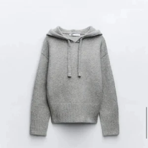 Grå stickad hoodie från Zara - Mysig grå stickad hoodie från Zara i stl S. Är i fint skick, inga fläckar eller andra skador, men är lite nopprig. Säljer då den inte kommer till användning längre. 