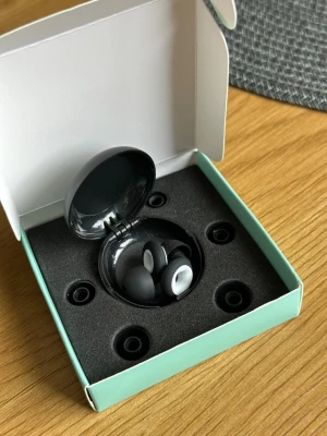 Sovproppar/öronproppar i silikon  - Ett par svarta och vita öronproppar för sömn, tillverkade i mjukt silikonmaterial. Levereras i ett runt, svart etui och förpackade i en mintgrön ask. Perfekta för att blockera ljud när du vill sova ostört. Funkar lika bra att använda under simning, på kontoret eller andra högljudda ställen. 