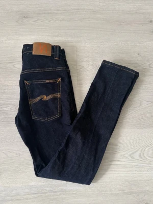 Nudie 29/32 - Ett par riktigt feta Nudie jeans! De är i mycket bra skick och utan defekter:)  Skriv vid frågor och kolla gärna in min profil för fler jeans o kläder. Vid köp av fler plagg kan att schysst paketpris fixas:) (Säljer fler 29/32 i min profil)