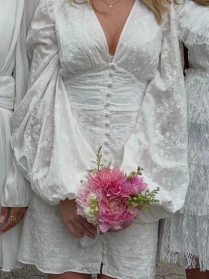 Vit adoore klänning - Superfin adoore klänning perfekt till student, midsommar eller konfirmation.❣️endast använd 2 gånger och inga defekter eller täcken på användning. Skriv vid frågor 🥹🌸