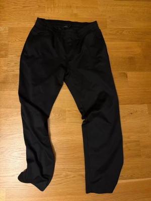 Svarta gymbyxor  - Säljer ett par svarta gymbyxor från Firefly i storlek M. Knappt använda. Inga tecken på slitage eller defekter. Pris kan diskuteras!!