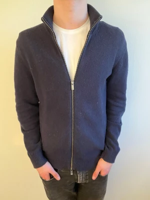 Massimo dutti helzip - Hej, säljer nu denna super snygga Massimo dutti helzip i storlek M. Tröjan är i grymt skick och passar perfekt nu inför våren! Hör av er vid fler frågor🤝