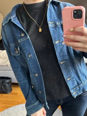 Jeansjacka från Tiger - Blå jeansjacka från Tiger Of Sweden! Perfekt inför vår och sommar💙 Priset är diskuterbart vid snabb affär🥰 