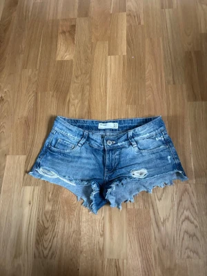 Jättesnygga lågmidjade jeans shorts  - Supersnygga säljer då jag behöver pengar tveka inte vid frågor💖