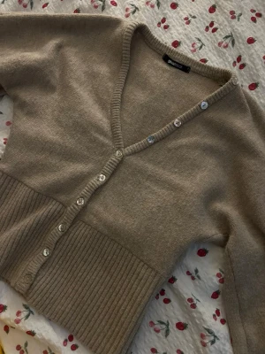 Beige stickad tröja  - Bara använd fåtal gånger super fin!