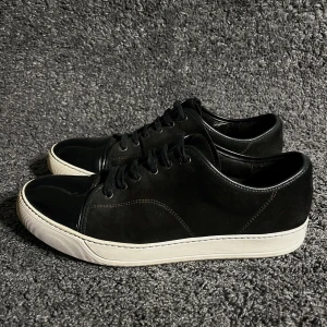 Lanvin skor  - Lanvins skor i svart. Fint skick. Storlek 10 passar 43/44. Nypris 4299kr, köp för endast 2500.