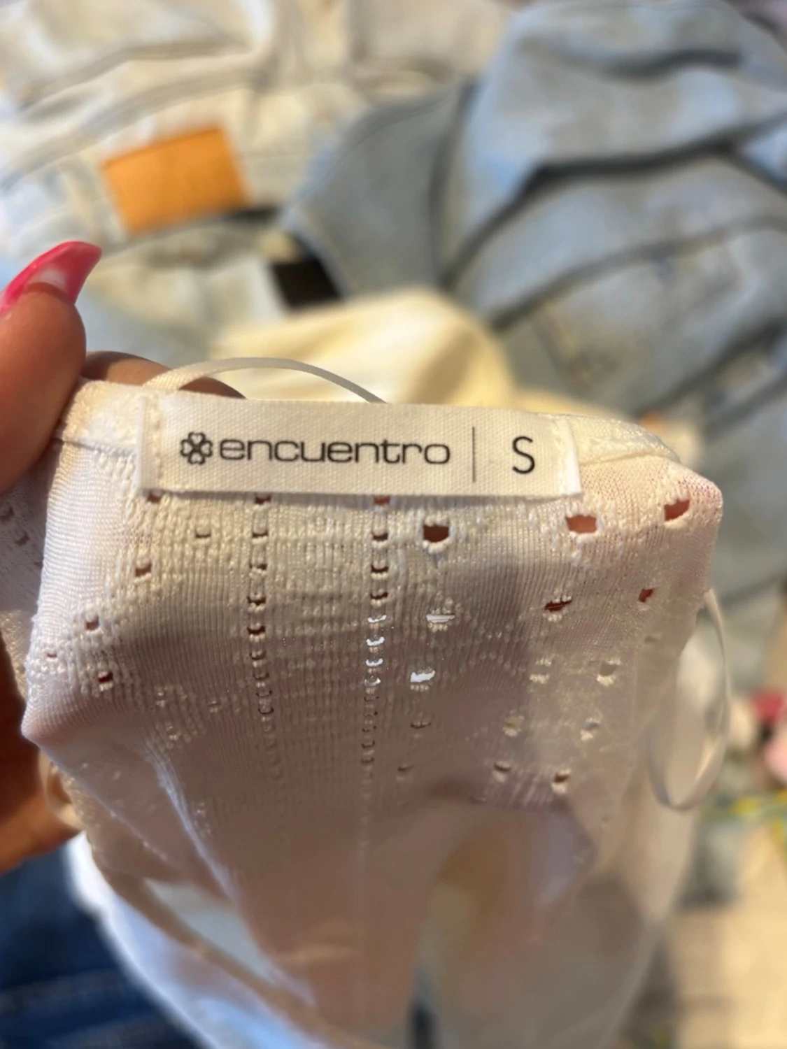 Vit topp med spetsdetaljer från Encuentro - 1