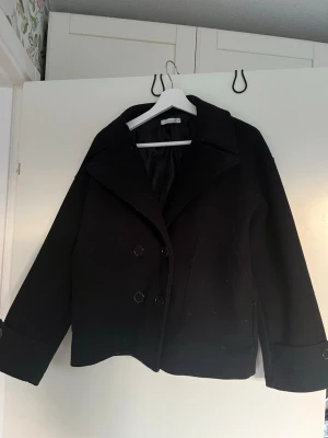 Designbysi kappa - Köpte kappan här på Plick men tyvärr passade den inte och därför säljer jag den nu! Den är i fint skick men lite noppig på vissa ställen (dock verkligen inget man tänker på). Skriv gärna om du har frågor eller funderingar! 😊