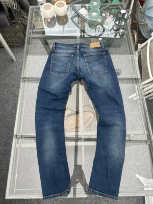 Nudie Jeans Tight Terry W31 L30 – dark wash - Säljer ett par riktigt clean Nudie Tight Terry i mörkblå wash 💙  Storlek W31 L30 Slim/tight fit med lite stretch så de sitter riktigt bra 99% organic cotton + 1% elastane  Perfekta vardagsjeans med premium denim-känsla och snygg fade. Funkar lika bra till hoodie, tee, stickat eller skjorta. Clean Scandinavian vibe och lätt att styla ✨