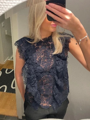 Spetsblus - Fin marinblå spetsblus från Zara. Knappt använd