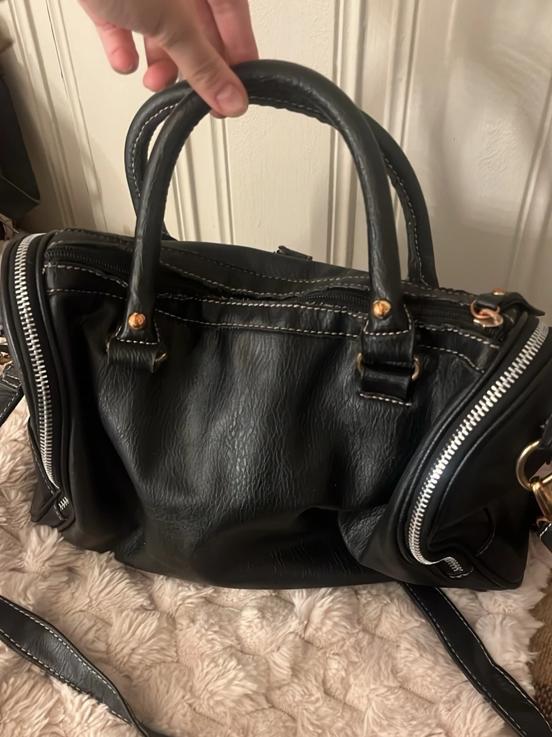 Svart snygg väska med guld detaljer - 3