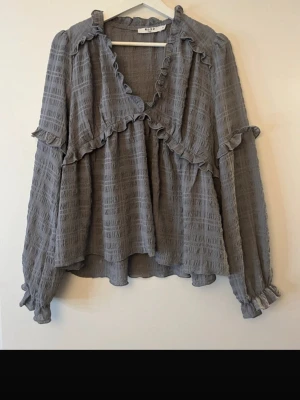 Grå blus från NA-KD - Supersöt grå blus från NA-KD.  