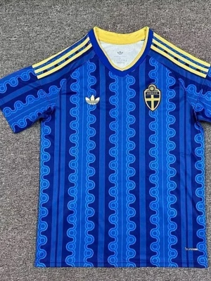 Blå Sverige VM tröja (borta tröja) - Säljer Sveriges borta tröja i VM från Adidas med Sveriges landslagsemblem på bröstet. Tröjan har ett unikt mönster i olika blå nyanser, gula detaljer på axlarna och gul krage. Korta ärmar och klassisk retrostil. Perfekt för dig som älskar fotboll och vill sticka ut. Du kan bestämma vilken storlek du vill ha!!! Tar ungefär 15-20 dagar för att tröjorna ska komma!!!