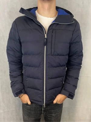 J.Lindberg jacka - Snygg jacka från J.Lindberg, storlek medium, passar perfekt nu när det är kallt ute, finns en fläck på bröstet går förmodligen att tvätta bort men har inte testat