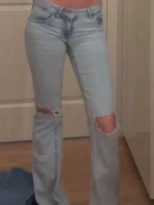 Jeans med rosa detalj - Säljer dessa populära jeans från Nelly med rosa detalj på fickorna!!💗💗endast lite slitna längst ner vid ena benet. Storlek 34💗