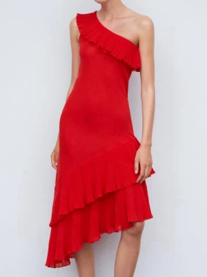 Mng Röd volangklänning från Mango med offshoulder - Snygg röd klänning från Mango med offshoulder och stora volangdetaljer både upptill och nertill. Klänningen har en asymmetrisk nederkant och är perfekt för dig som vill sticka ut. Materialet känns lätt och luftigt, och modellen är feminin och trendig. Nypris 1200kr Passar even S