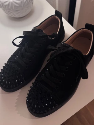 Louboutin  - Svarta Louboutins knappt använda. Gör såklart rent dom innan jag säljer men annars fint skick. 