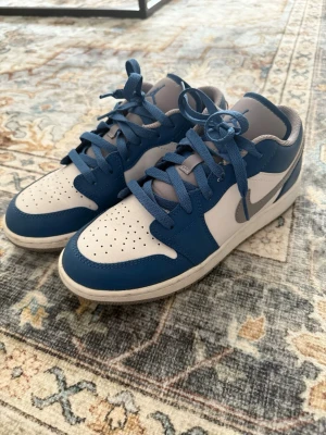 Jordan 1’s low - Sjukt snygga o trendiga Jordans, ganska svåra att få tag på! Säljer dessa då dom är för små! Använda 2 gånger! Man kan få skickat doubleboxed men då till kommer extra pris!! Köpte dom för 2 år sen, för 3700kr. Vid frågor är det bara att höra av sig!! Vid snabb affär går det att diskutera priset!🦋
