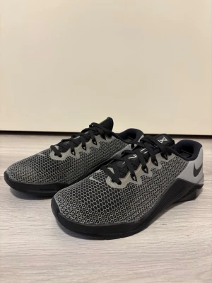 Nike training shoes - NIKE METCON 5 Malli: CD4951-001 Koko: 38 Ovh: 140e  Juuri pestyt.  kuntosali crossfit gym Postitus/nouto