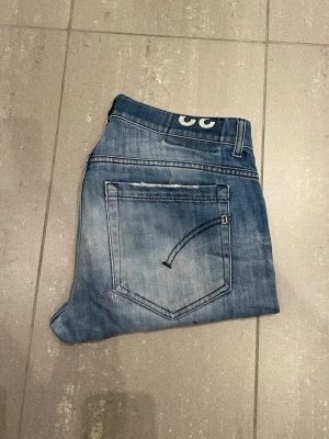 Dondup George Jeans  - Säljer nu dessa Dondup George Jeans med snygga slitningar i populär design, mått: ca 39,5 cm midja o 98 cm längd. skriv för fler bilder/frågor🙌🏼