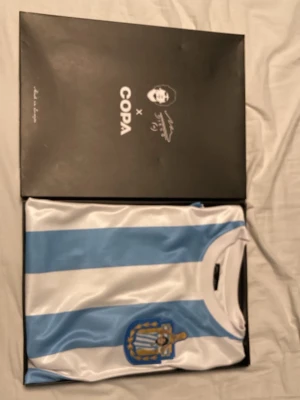 Special maradona tröja med kartong  - Snygg maradona fotbollströja med nr10 på baksidan, perfekt för en barndomar dag eller träning. 