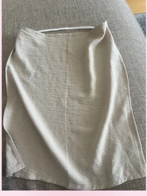 Beige half niqab - Säljer en enkel och stilren beige half niqab stretchig mjuk o skön skön nu när de närmar sig varmare väder den är lätt att andas i !💞