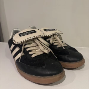 Wales Bonner  - Tja, säljer ett par Wales Bonner skor. Storlek 44. Skick 6/10 hör av er för fler frågor 