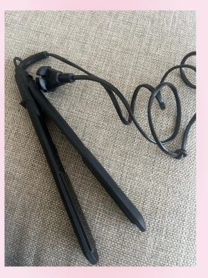 Svart plattång med sladd - 💗Säljer en svart plattång med lång sladd och europeisk kontakt. Plattången har smala plattor. Perfekt för att styla håret snabbt och enkelt hemma.💓