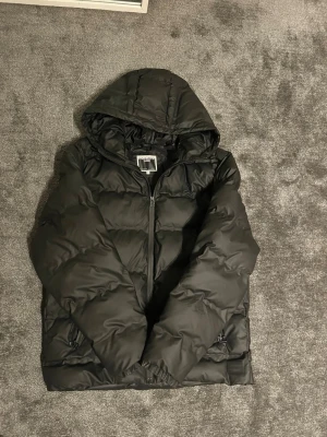 Svart pufferjacka från jack and jones - Säljer en skit snygg jacka från jack and jones för 399 - Nypris 1199 - Storlek S, kan passa möjligvis M - skick som nytt