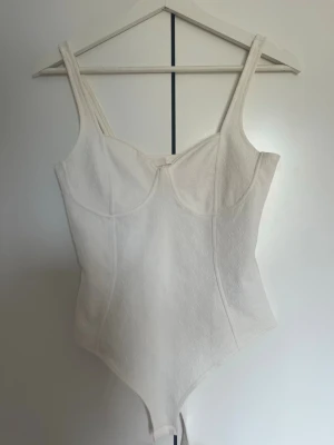 body - jättefin body från hm med broderade blommor på💞