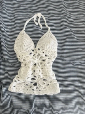 Vit Virkad Topp - Säljer denna ”One Of A Kind” vita virkade sommar toppen i storlek S!! 😍 Toppen är i otroligt skick och sitter så fint på kroppen. Jag har virkat den själv 🥰Om du längtar efter sommaren och vill se otroligt vacker ut så är den här toppen PERFEKT för dig 💕