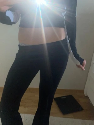 Svarta utsvängda leggings i sammet - Säljer ett par svarta leggings med utsvängda ben i mjuk sammet. Perfekta för dig som vill ha en bekväm men ändå snygg look. Midjehöga och stretchiga för skön passform.