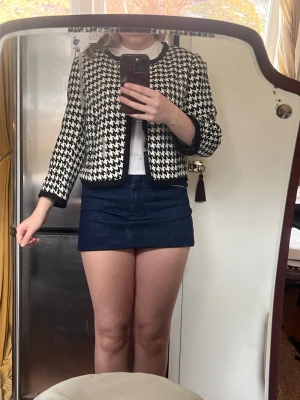 Tweedjacka hundtandsmönster  - Tyg jacka i svart vitt mönster.